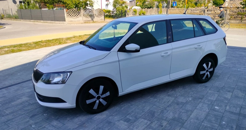 Skoda Fabia cena 27900 przebieg: 203800, rok produkcji 2017 z Węgrów małe 106